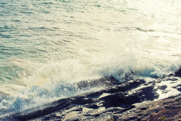 De grosses vagues venteuses éclaboussant des rochers. Début de la tempête . — Photo