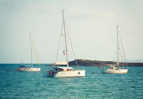 Yachts in the bay at anchor. — Stock Photo, Image