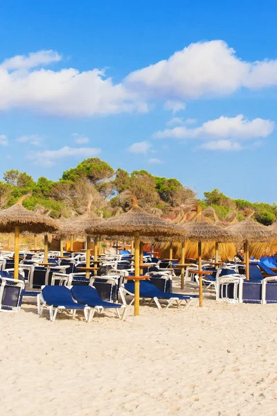 Un sacco di lettini sulla spiaggia . — Foto Stock