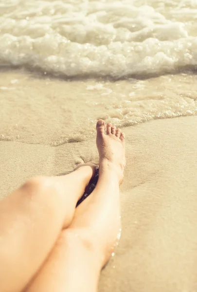 Mujer acostada en la playa. Efecto vintage . — Foto de Stock