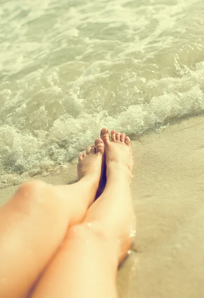 Mujer acostada en la playa. Efecto vintage . — Foto de Stock