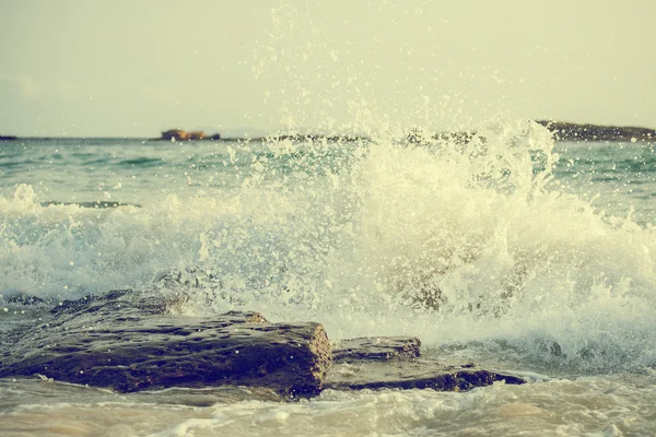 De grosses vagues venteuses éclaboussant des rochers. Début de la tempête . — Photo