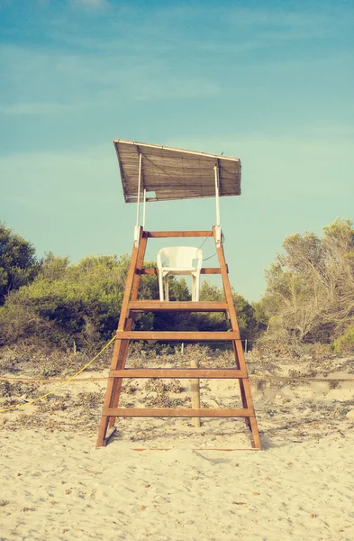 Tour de sauveteur vide sur la plage . — Photo