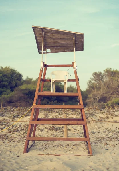 Tour de sauveteur vide sur la plage . — Photo