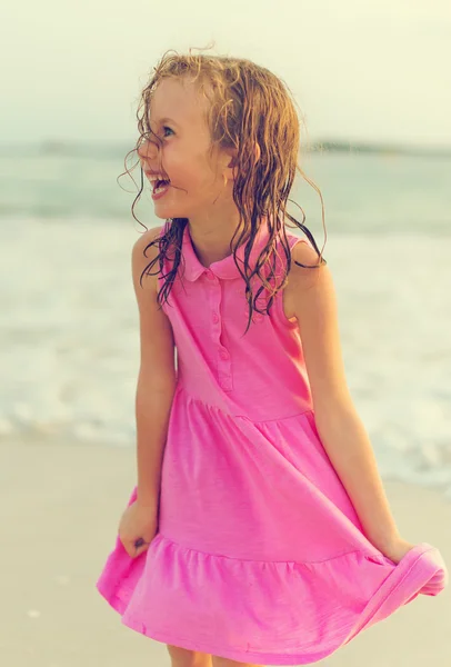 Portrait of happy little girl on the beach. Vintage effect. — Stock Photo, Image