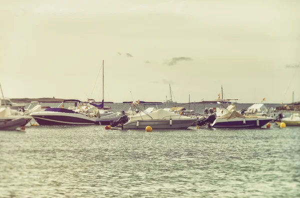 De nombreux yachts dans la baie à l'ancre . — Photo