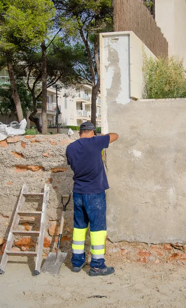 Trabalhador incorpora parede de concreto ao ar livre. Obras de renovação . — Fotografia de Stock