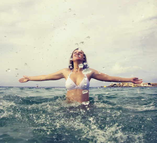 Женщина наслаждается отпуском в море . — стоковое фото