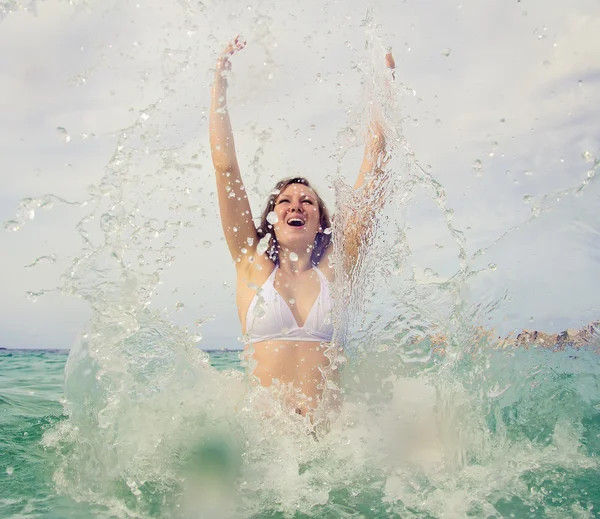 Kvinna som njuter av sin semester i havet. — Stockfoto