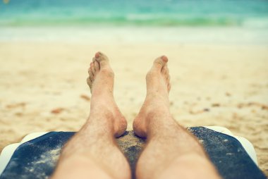 Tembel üzerinde güneşlenme adam. Bacaklar. Vintage etkisi.