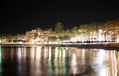 Gece şehir avuç plaja yakın.