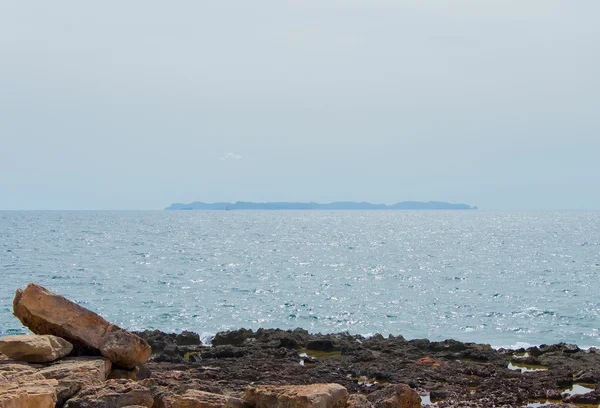 Mlha v oceánu. Ostrovy v dálce. — Stock fotografie