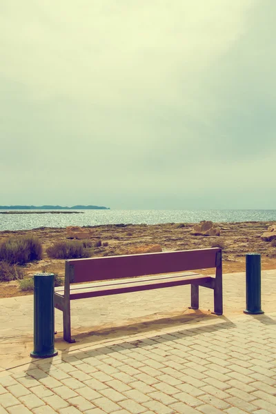 Деревянная скамейка перед побережьем. Винтажный эффект . — стоковое фото