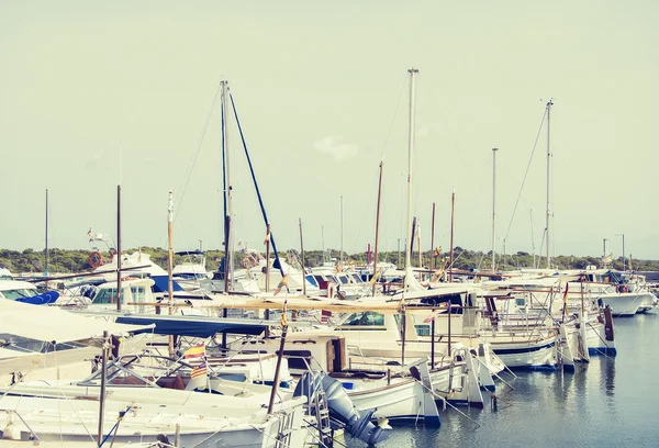 Muchos yates y barcos en el puerto . —  Fotos de Stock