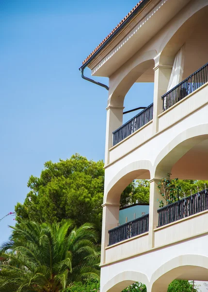 Portrait of tropical apartment building with palms. — Stock Photo, Image