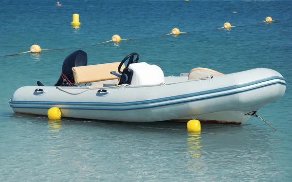 Bote salvavidas en la playa . — Foto de Stock