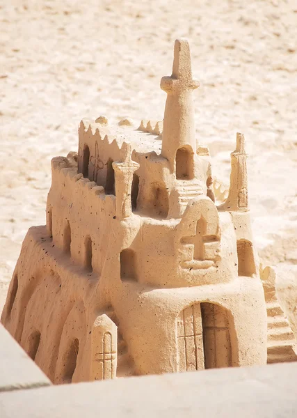 Kerk gemaakt van zand op het strand. — Stockfoto