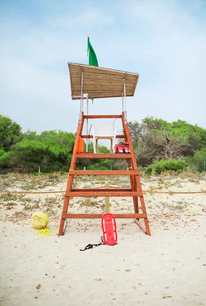 Tour de sauveteur vide sur la plage . — Photo