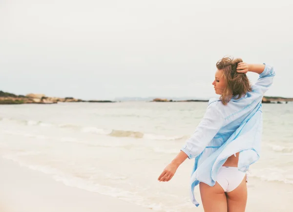 Junge Frau posiert am Meer. — Stockfoto