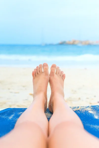 若い女性は、サンラウン ジャーで日光浴します。足. — ストック写真