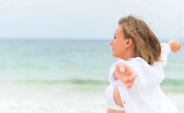 Ung kvinna avkopplande nära havet. Utrymme för din text. — Stockfoto