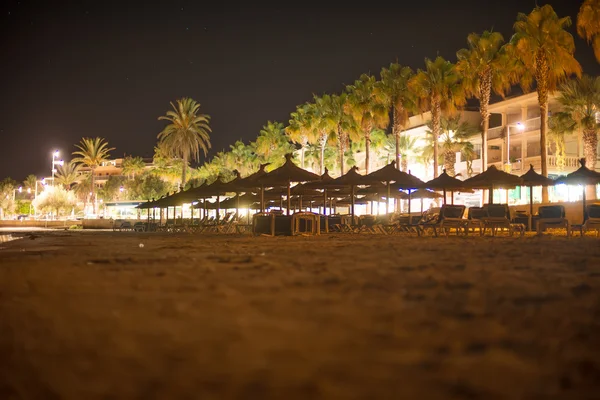 Jede Menge Liegestühle am Strand in der Nacht. — Stockfoto