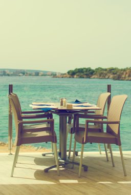 Denizin kenarında boş açık sokak kafe. Vintage etkisi.