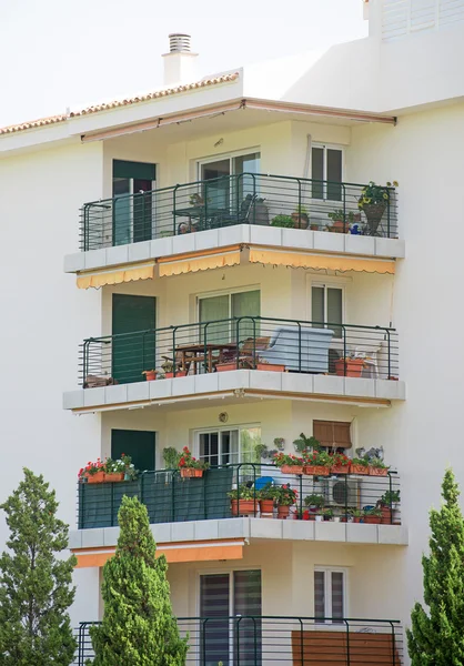 Retrato de edificio de apartamentos tropicales con balcones . — Foto de Stock