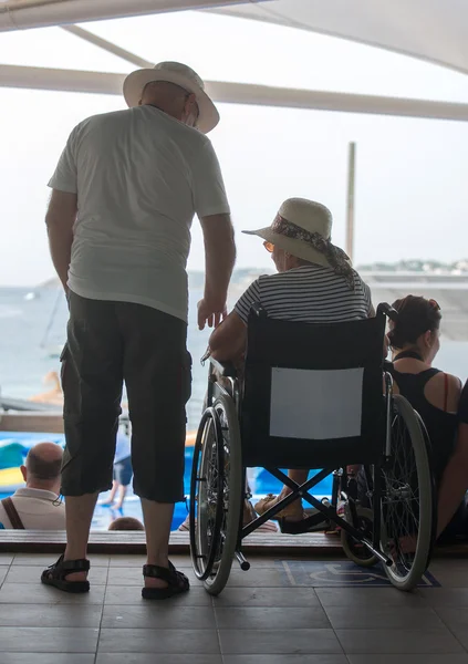 Senior vrouw op rolstoel met haar man. — Stockfoto