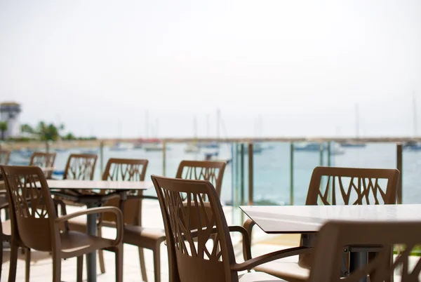 Leeres Straßencafé am Meer. — Stockfoto