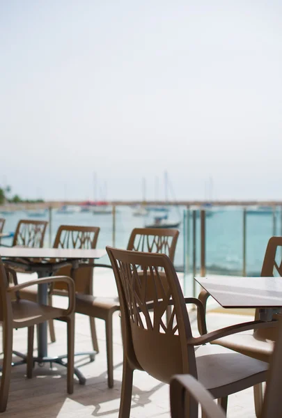 Leeres Straßencafé am Meer. — Stockfoto