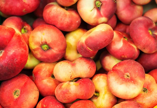 Bunch of ripe peaches in supermarket. — Stock Photo, Image