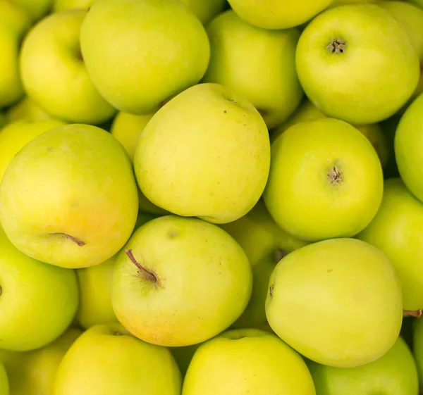 Bunch of green apples in supermarket. — Stock Photo, Image