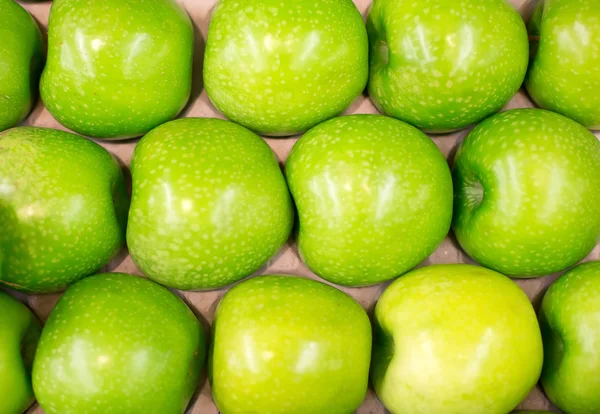 Row of green apples in supermarket. — Stock Photo, Image