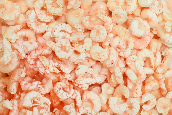 Pile of frozen shrimps in fish market. — Stock Photo, Image