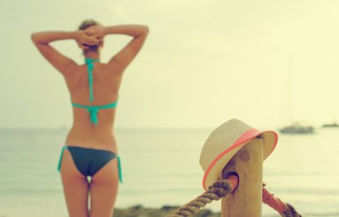 Deniz arka plan karşı hasır şapka.