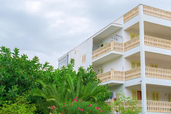 Portrait of tropical apartment building with trees. — Stock Photo, Image