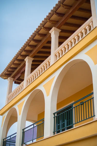 Retrato de edificio de apartamentos tropicales con balcones . — Foto de Stock