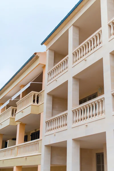 Portrait of tropical apartment building with balconies. — Stock Photo, Image