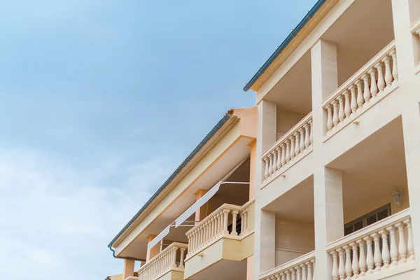 Retrato de edificio de apartamentos tropicales con balcones . —  Fotos de Stock