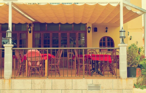 Mediterrane café terras buitenkant met stoelen. — Stockfoto