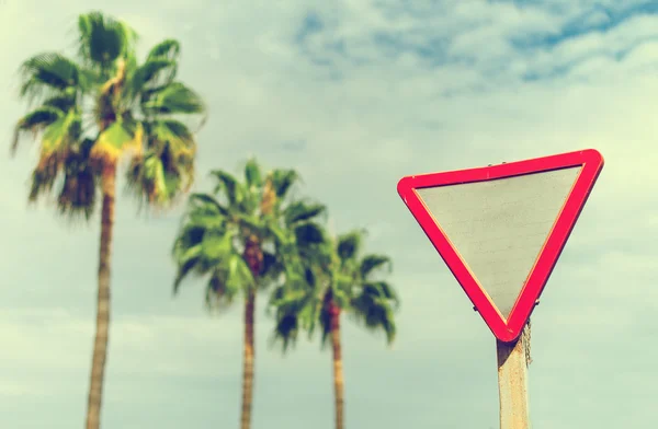 "Geef weg "' teken tegen palmen en hemel. — Stockfoto