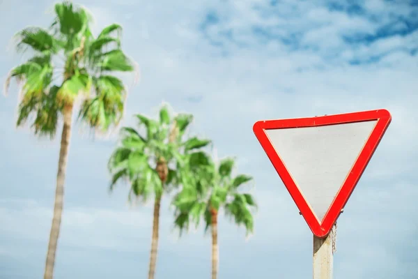 "Geef weg "' teken tegen palmen en hemel. — Stockfoto