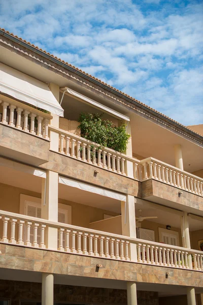 Portrait of tropical apartment building with balconies. — Stock Photo, Image