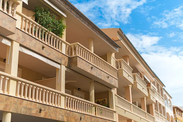 Porträt eines tropischen Mehrfamilienhauses mit Balkonen. — Stockfoto