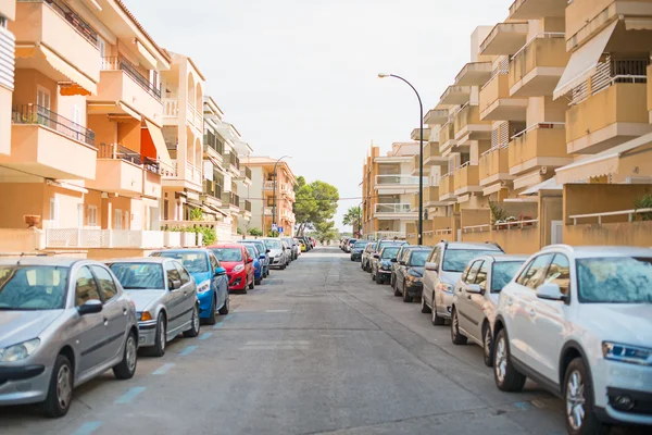 Entlang der Straße geparkte Autos. — Stockfoto