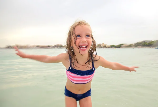 Маленькая девочка развлекается в море . — стоковое фото