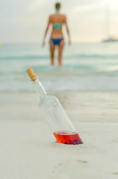 Gesellschaftliches Konzept. Betrunken schwimmen ist gefährlich. — Stockfoto