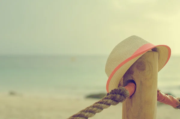 Forgotten straw hat against sea background. — Stock Photo, Image