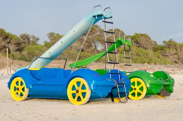 Två trampbåtar med bilder på stranden. — Stockfoto